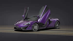 紫色McLaren 570S超級跑車剪刀門打開停在攝影棚賽道上。
