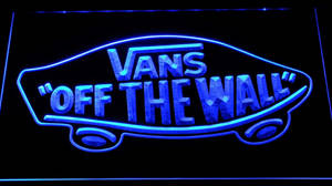 藍色霓虹Vans Off The Wall標誌牌在黑暗中發光。
