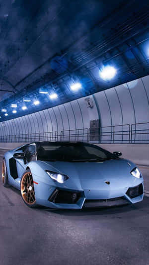 淺藍色林寶堅尼Aventador配金色輪圈，在隧道中燈光明亮。