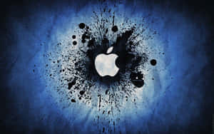 Apple標誌被黑色墨水飛濺包圍，背景是帶紋理的藍色。 — 藍色 壁紙