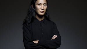 長黑髮的人 黑色襯衫 雙臂交叉 攝影棚