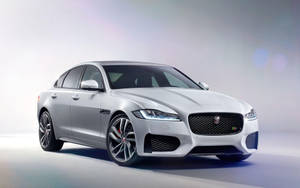 銀色Jaguar XF Sportbrake豪華轎車在工作室中，光線柔和。