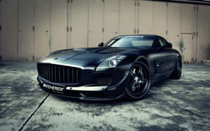 工業車庫場景中嘅啞黑色Mansory SLS AMG跑車。