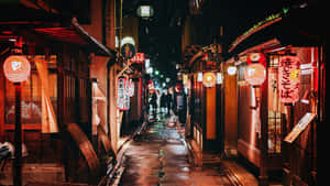 日本夜晚狹窄多雨的小巷，帶有發光的紅燈籠和溫暖的商店燈光。 — 迷幻暗黑風格 壁紙
