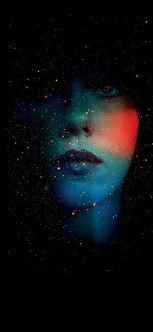 一個女人的臉在黑色背景上閃爍著藍色和紅色的宇宙星辰。 — iPhone 16 Pro Max 壁紙
