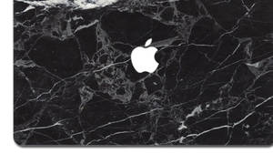 帶有白色Apple標誌的黑色大理石筆記本電腦