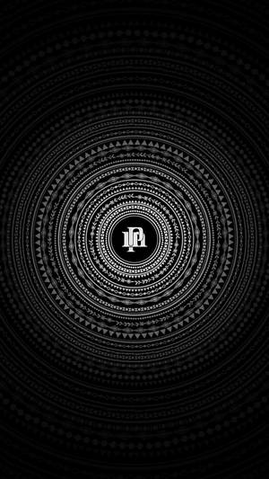 黑白幾何曼陀羅，帶有中央字母組合。