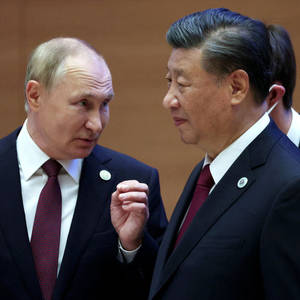 兩位穿西裝的男士在會議中進行嚴肅對話。 — 政治 壁紙