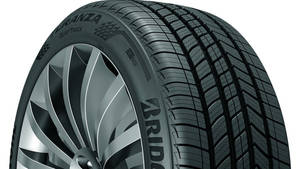 Bridgestone Turanza QuietTrack 輪胎安裝在銀合金輪圈上的工作室圖片