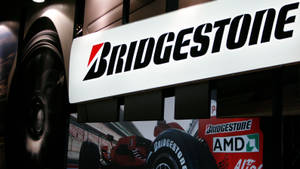 展覽廳中的 Bridgestone 輪胎及賽車展示。 — 汽車 壁紙