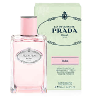 白色背景上的 Prada Rose 香水瓶和盒子 — Honor Magic V 壁紙