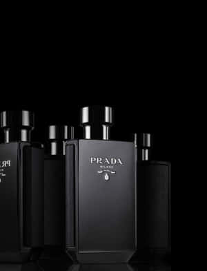 五個黑色Prada Milano香水瓶在反射表面上排列成一行。 — iPad 第9代 壁紙