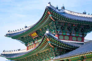 色彩鮮豔的傳統韓國寺廟屋頂，在藍天下帶有複雜細節。