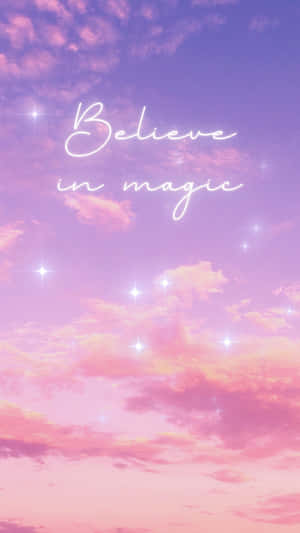 粉紅和紫色天空，星星和文字「believe in magic」