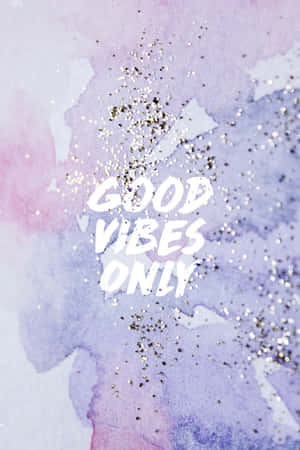 在粉彩水彩背景上帶有閃粉的 good vibes only 文字