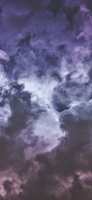戲劇性的紫色和灰色雲朵在憂鬱的暮色天空中旋轉。 — 唯美雲朵動態 壁紙