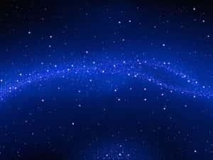 一個深藍色的夜空，佈滿星星和一道發光的星雲弧。 — 藍天 壁紙
