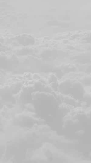 柔軟的灰色雲朵紋理填滿整個天空視野。