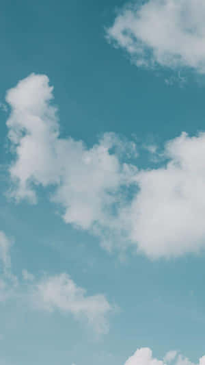 平靜的藍綠色天空，蓬鬆的白雲輕輕飄過。 — 藍天 壁紙