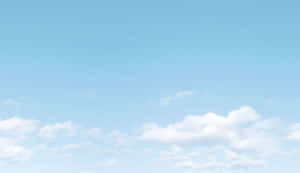 柔軟的白雲在平靜的日子裡漂浮在清澈的藍天上。