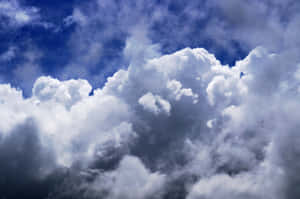 戲劇性的雲朵充滿天空，帶有柔和的陰影和明亮的高光。