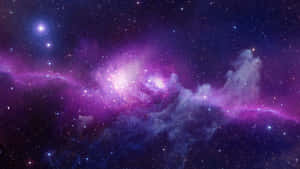 在深空中帶有閃爍星星的充滿活力的紫色和藍色星雲。