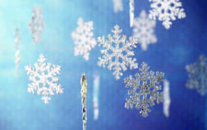 銀色雪花裝飾品懸掛在藍色背景上