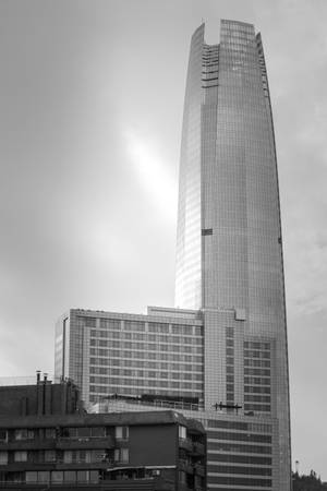 一座高大的玻璃摩天大樓以黑白主導城市天際線。 — 設計 壁紙