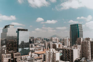 現代城市全景，高聳的玻璃建築在部分多雲的天空下。 — 城市 壁紙
