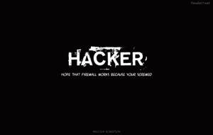 黑色背景上，白色文字寫著hacker，下方有一個標籤。