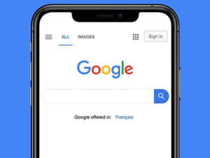 智能手機顯示Google搜尋首頁，藍色背景。
