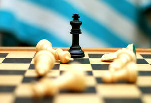 國王棋子勝利地站在棋盤上倒下的棋子之上。