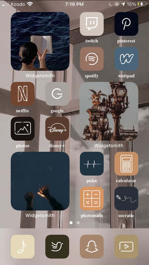 手機主屏幕，在三種不同的壁紙背景上顯示應用程式圖標。 — 美學 iPhone 壁紙