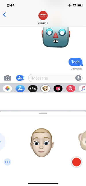 iPhone屏幕顯示一個帶有機械人貼紙和面孔表情符號的iMessage對話。 — iPhone 16e 壁紙