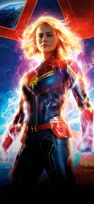 Captain Marvel 身穿戰衣，被宇宙能量包圍，身後有一顆行星。