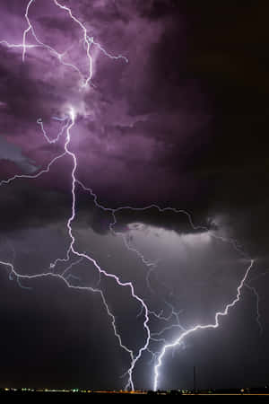 強烈的閃電在暴風雨的紫色夜空中噼啪作響。