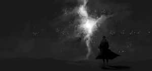 披著斗篷的身影剪影，凝視著夜空中的宇宙爆炸。
