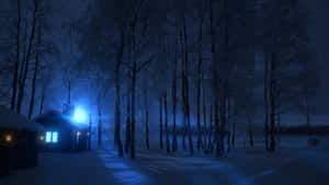 冬日森林夜晚，一間被雪覆蓋的小屋，窗戶透出光芒。