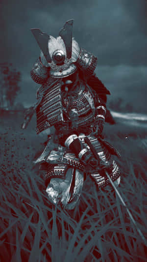 武士戰士穿著戰鬥盔甲，站在高高的草叢中，帶有血跡，在暴風雨的天空下。