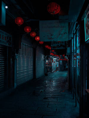 夜晚黑暗的小巷，紅燈籠和霓虹燈招牌倒影在潮濕的路面上。 — 夜景城市 壁紙