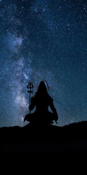 神祇在銀河星空下冥想的剪影