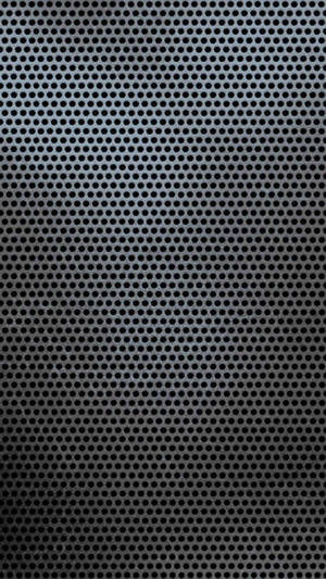帶有漸變照明的暗色穿孔金屬表面。 — 黑色 iPhone 壁紙