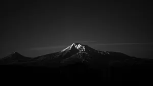暗色筆記本電腦上的山巔風景