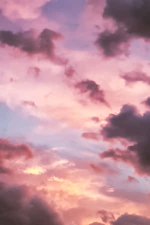 粉紅色、紫色和橙色雲彩在日落時發光。 — 唯美雲朵動態 壁紙