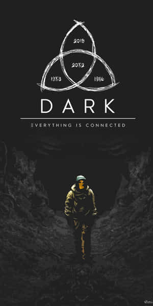 一個穿著連帽外套的人，站在一個帶有年份和DARK字樣的三曲腿圖符號下的黑暗隧道中。