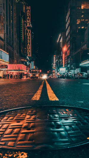 夜間城市街道，發光的霓虹燈招牌和濕漉漉的路面反射燈光。