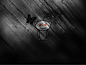 橙色眼睛的 Reddit 外星人，深色木頭，蝴蝶
