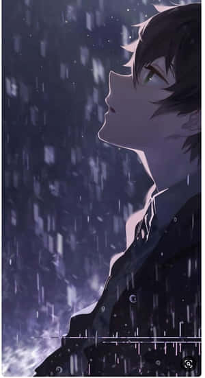 綠眼睛的動漫男孩在夜晚的星空下雨中向上看。