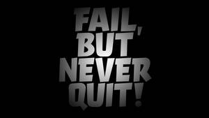 黑色背景上以粗體金屬字母呈現的勵志名言 fail but never quit