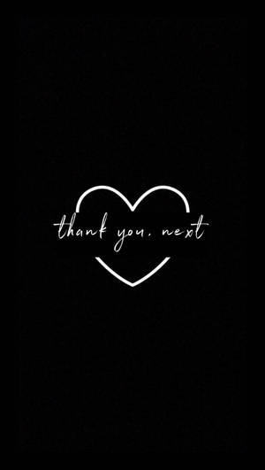 白色心形輪廓，內部有草書文字 thank you next，在黑色紋理背景上